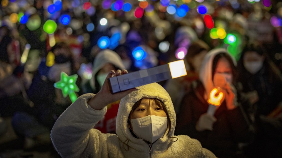 Warna-warni Lightstick K-pop saat demo Minta Presiden Korsel Yoon Suk Yeol Mundur. (Sumber: Bloomberg)