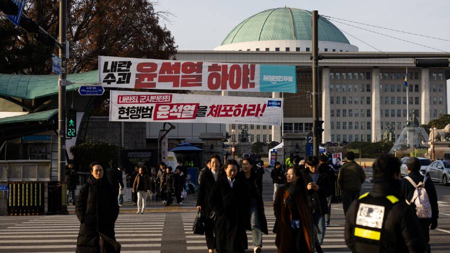 Pedemo menyerukan pengunduran diri Presiden Yoon Suk Yeol di luar gedung Majelis Nasional, Seoul, Korsel. (Bloomberg)