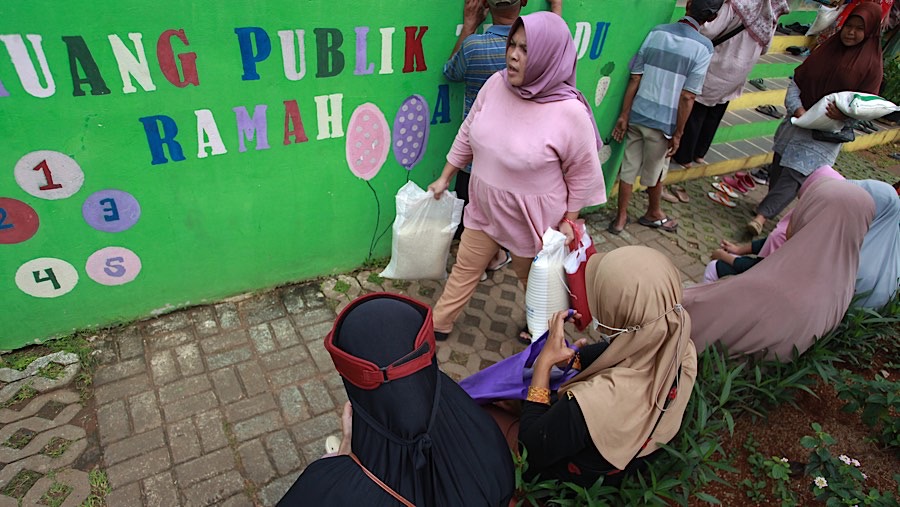 Penyaluran bantuan pangan beras Bulog oleh PT POS Indonesia di RPTRA Petukangan Berseri, Rabu (11/12/2024). (Bloomberg Technoz/Andrean Kristianto)