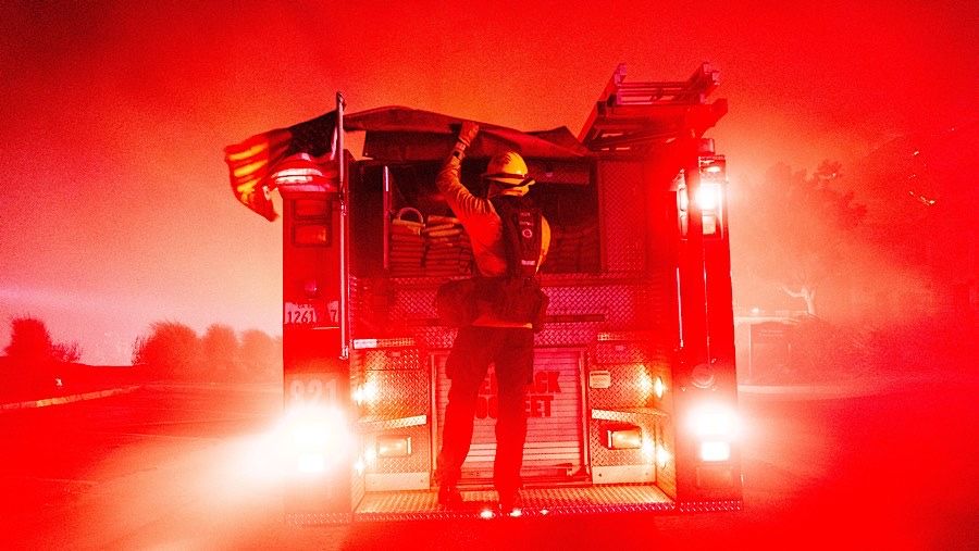 Pemadam bekerja selama kebakaran. (Kyle Grillot/Bloomberg)