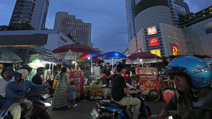 Kehidupan masyarakat Jakarta dan perputaran roda ekonomi secara riil. (Bloomberg)