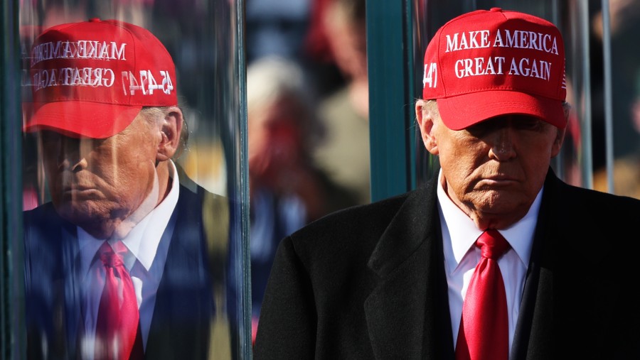 Presiden terpilih Donald Trump dengan topi merah bertulisan 'Make America Great Again'. (Bloomberg)