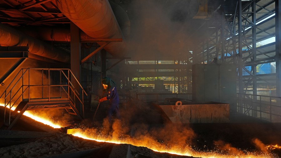 Penyadapan tungku feronikel di smelter nikel yang dioperasikan oleh Harita Nickel di Pulau Obi, Maluku Utara, Indonesia./Bloomberg-Dimas Ardian