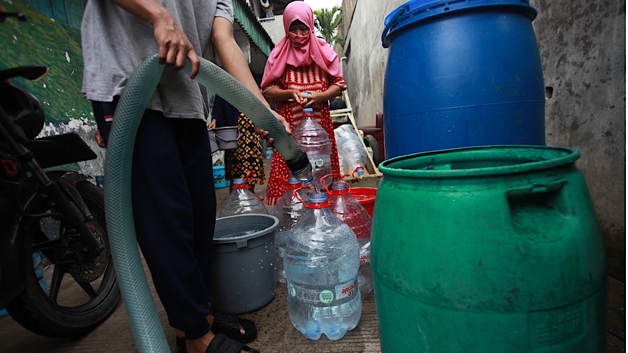 Warga mengantre bantuan air bersih di kawasan Lodan, Jakarta, Rabu (18/12/2024). (Bloomberg Technoz/Andrean Kristianto)