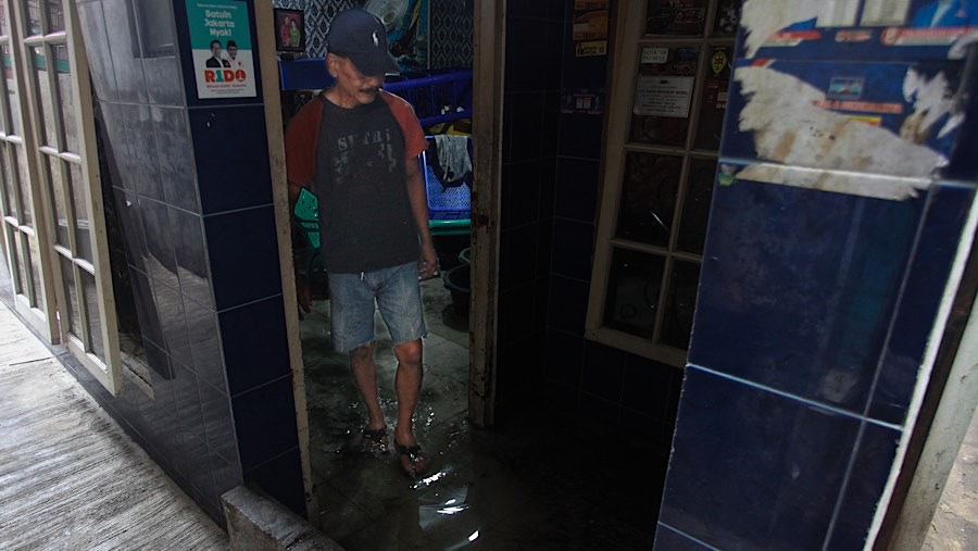 Saat banjir rob, pemukiman di kawasan Lodan 5 ini terendam air hingga masuk kedalam rumah. (Bloomberg Technoz/Andrean Kristianto)