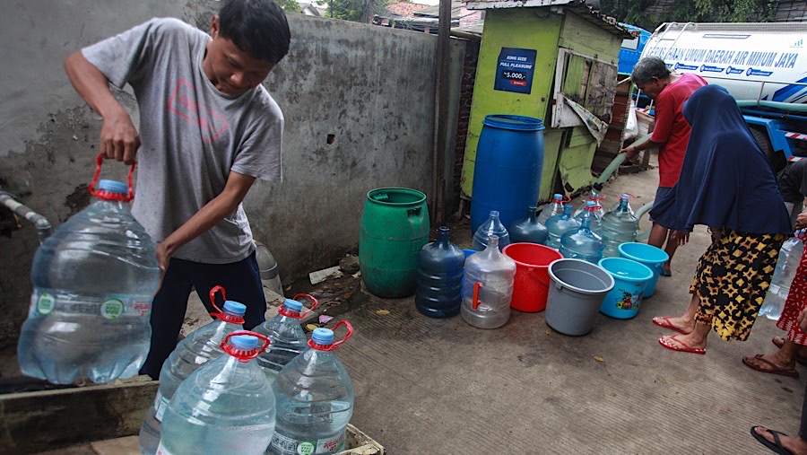 Akibat banjir rob yang melanda pemukiman ini, warga kesulitan air bersih. (Bloomberg Technoz/Andrean Kristianto)