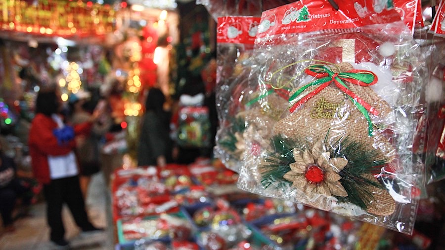 Pasar Asemka memang menjadi salah satu lokasi untuk berburu pernak pernik natal karena harganya terjangkau. (Bloomberg Technoz/Andrean Kristianto)