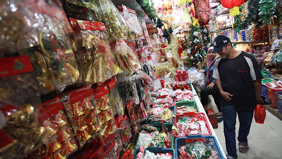 Warga mencari pernak-pernik natal di pasar Asemka, Jakarta, Rabu (18/12/2024). (Bloomberg Technoz/Andrean Kristianto)