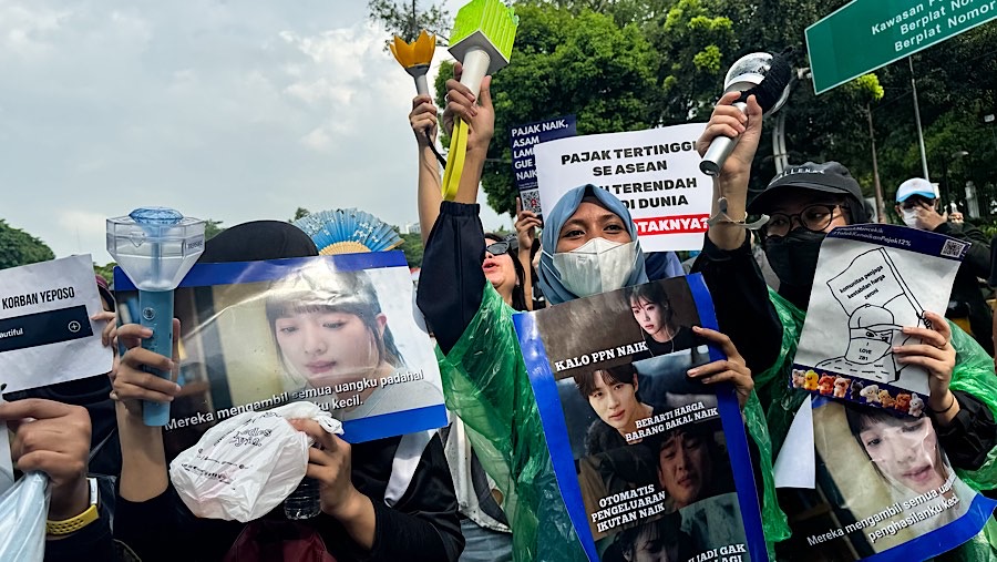 Puluhan massa yang mayoritas penggemar KPop melakukan aksi di sekitar Taman Aspirasi Monas, Kamis (19/12/2024). (Bloomberg Technoz/Andrean Kristianto)