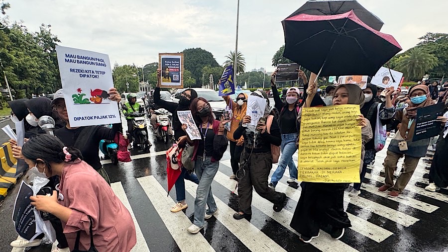 Beberapa penggemar terlihat membawa lightstick dan banner idola mereka untuk menyuarakan keresahan. (Bloomberg Technoz/Andrean Kristianto)