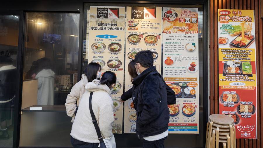 Warga Jepang di depan restoran. (Bloomberg)