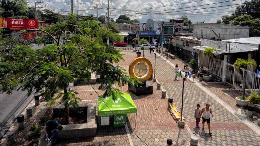 Patung Bitcoin di San Bartolo Plaza di Ilopango, El Salvador, Senin (11/11/2024). (Bloomberg)