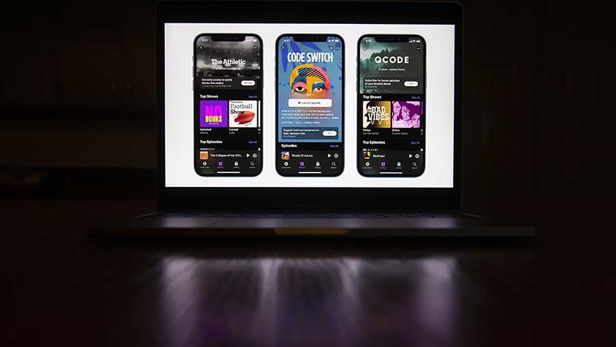 Papan iklan perangkat Apple Inc. (Daniel Acker/Bloomberg)