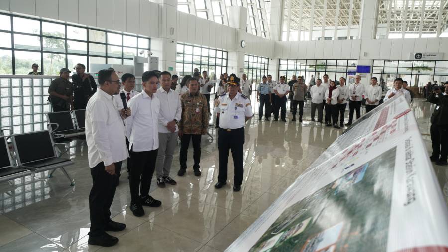 Wapres Gibran Rakabuming Raka meninjau Stasiun Kereta Cepat Karawang, Jumat (20/12/2024). (Kemenhub)