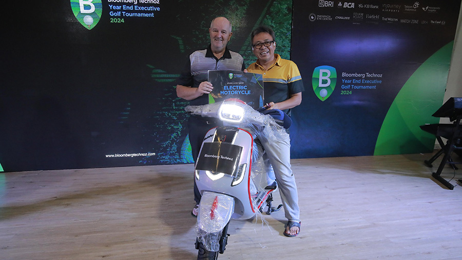 Pemenang Motor Listrik Bloomberg Technoz Year End Executive Golf Tournament 2024. (Bloomberg Technoz/Andrean Kristianto)