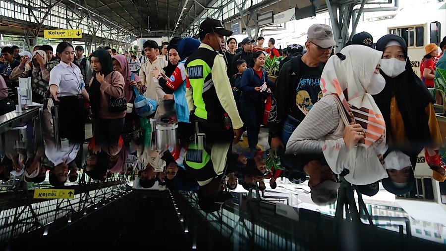 Hal tersebut terlihat dari melonjaknya penumpang kereta api jarak jauh di Stasiun Pasar Senen. (Bloomberg Technoz/Andrean Kristianto)