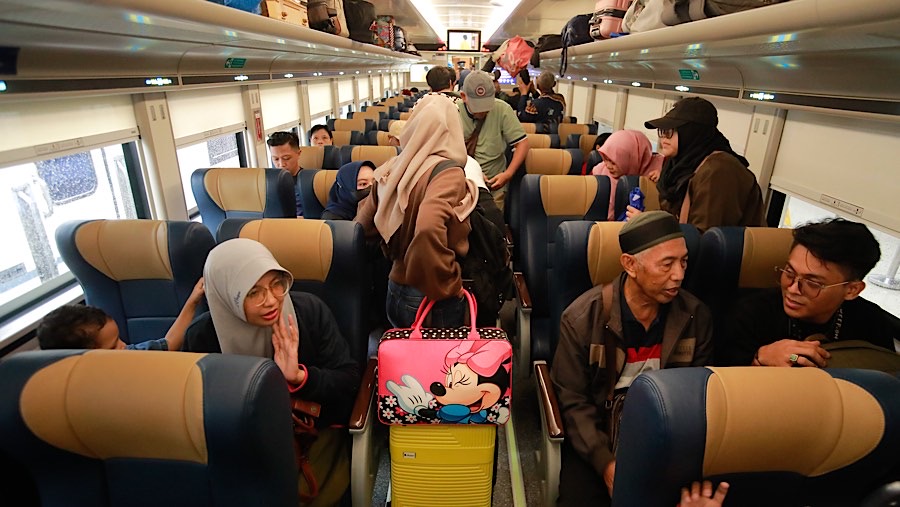 Penumpang menaiki gerbong kereta api jarak jauh di Stasiun Senen, Jakarta, Senin (23/12/2024). (Bloomberg Technoz/Andrean Kristianto)