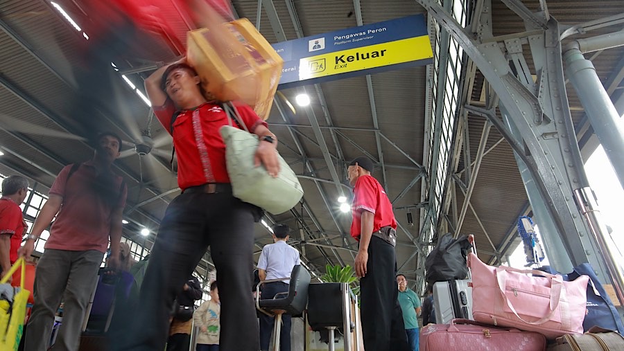 Untuk penumpang berangkat dari Stasiun Pasar Senen sebanyak 23.663 (94,1%). (Bloomberg Technoz/Andrean Kristianto)