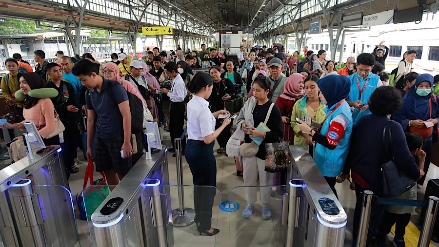 Penumpang kereta api jarak jauh antre menuju peron di Stasiun Senen, Jakarta, Senin (23/12/2024). (Bloomberg Technoz/Andrean Kristianto)