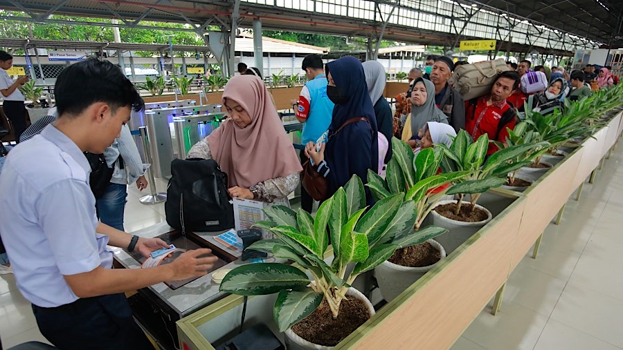 KAI Daop 1 Jakarta terus melakukan penambahan rangkaian pada beberapa KAJJ. (Bloomberg Technoz/Andrean Kristianto)