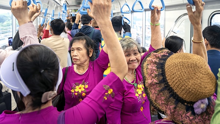 Jalur metro itu menghubungkan Pasar Ben Thanh di pusat Distrik 1 hingga ke pinggiran Kota Thu Duc dan Taman Hiburan Suoi Tien. (Maika Elan/Bloomberg)