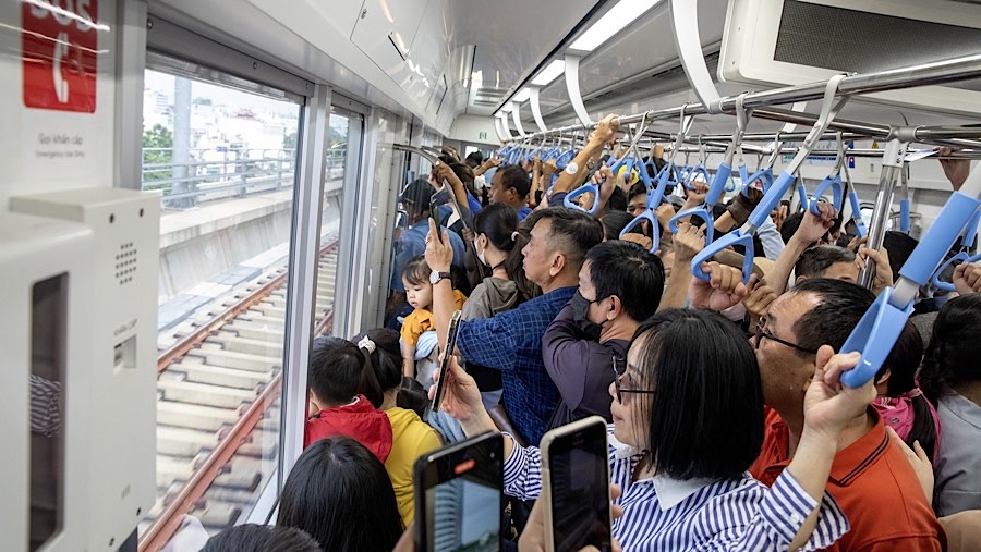 Jalur metro ini awalnya direncanakan dengan biaya sekitar 17,4 triliun dong, namun membengkak jadi 43,7 triliun dong.  (Maika Elan/Bloomberg)