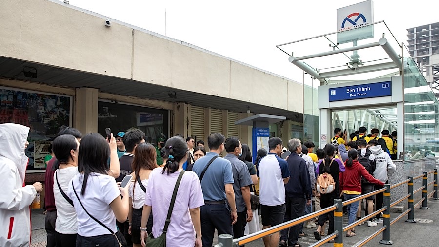 Penumpang mengantre untuk memasuki stasiun bawah tanah Ben Thanh di Kota Ho Chi Minh, Vietnam, Minggu (22/12/2024). (Maika Elan/Bloomberg)