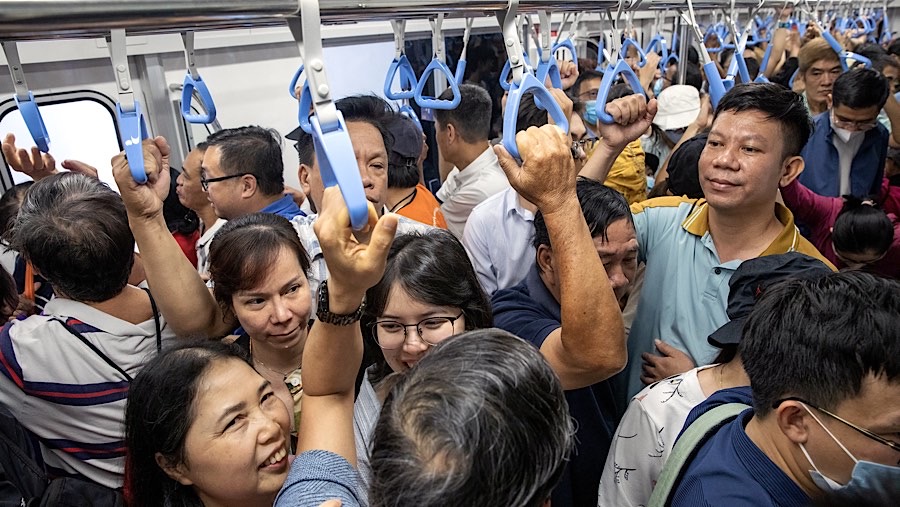 Penumpang di dalam kereta metro pertama di Kota Ho Chi Minh, Vietnam, Minggu (22/12/2024). (Maika Elan/Bloomberg)