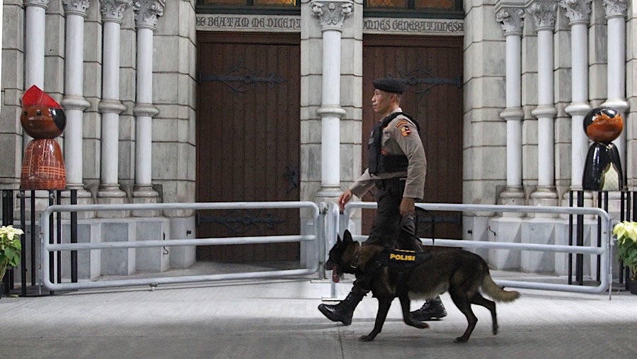 Tiga ekor anjing pelacak atau K9 melakukan sterilisasi di dalam dan luar gereja. (Bloomberg Technoz/Andrean Kristianto)