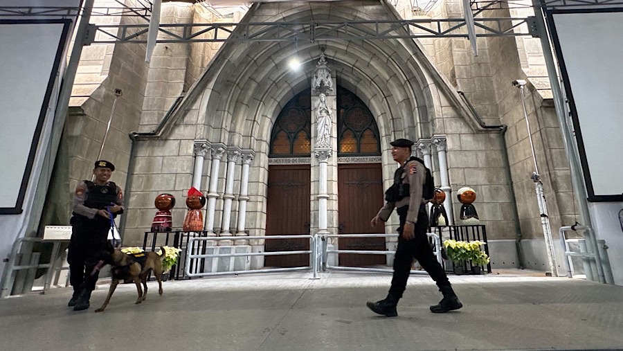 Anggota Gegana Brimob Polri melakukan sterilisasi di Gereja Katedral, Jakarta, Selasa (24/12/2024). (Bloomberg Technoz/Andrean Kristianto)
