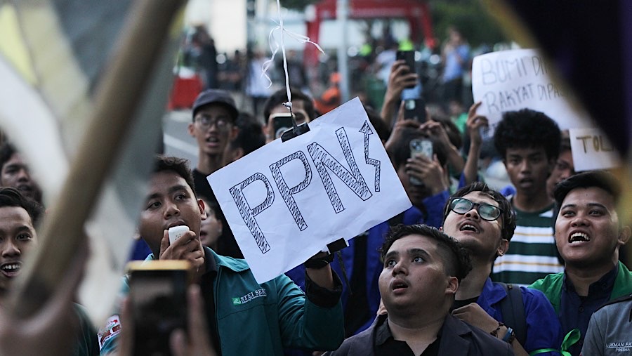 Mahasiswa BEM SI melakukan aksi demo tolak PPN 12% di kawasan Patung Kuda, Jakarta, Jumat (27/12/2024). (Bloomberg Technoz/Andrean Kristianto)
