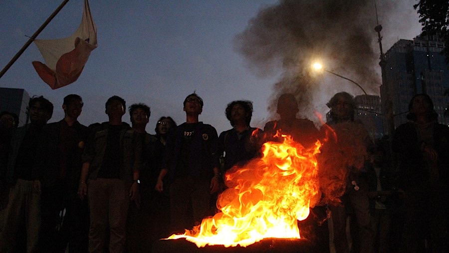 Mahasiswa BEM SI melakukan aksi demo tolak PPN 12% di kawasan Patung Kuda, Jakarta, Jumat (27/12/2024). (Bloomberg Technoz/Andrean Kristianto)