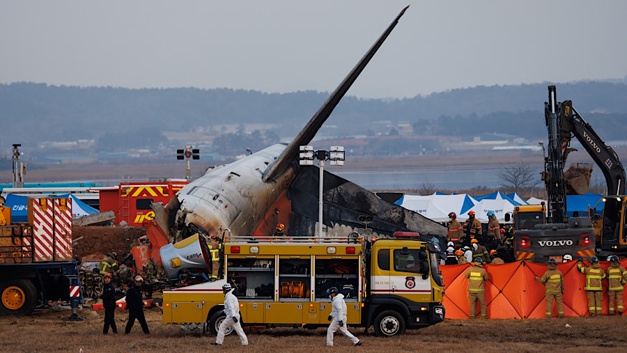 Pertama kerusakan teknis roda saat pesawat jenis Boeing 737 tersebut mendarat. (SeongJoon Cho/Bloomberg)