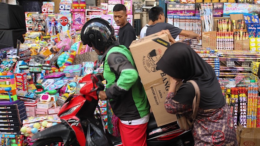 Banyak pembeli yang datang untuk berbelanja kembang api dengan tujuan dijual kembali. (Bloomberg Technoz/Andrean Kristianto)