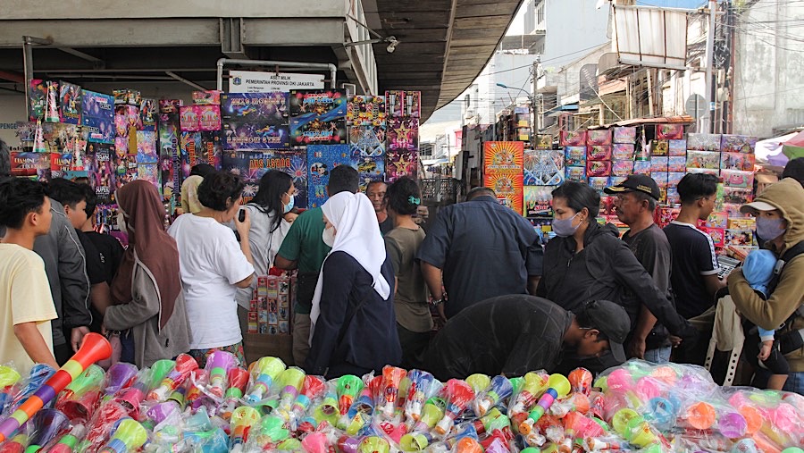 Pasar Asemka dikenal sebagai salah satu pusat penjualan kembang api. (Bloomberg Technoz/Andrean Kristianto)