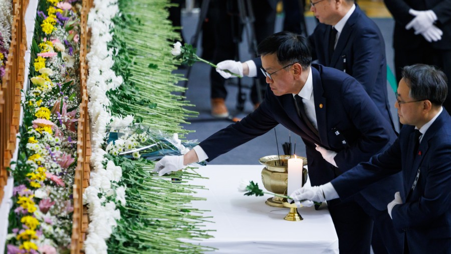 Choi Sang-mok memberikan penghormatan terakhirnya di sebuah peringatan untuk para korban Jeju Air Flight 2216./Bloomberg-SeongJoon Cho