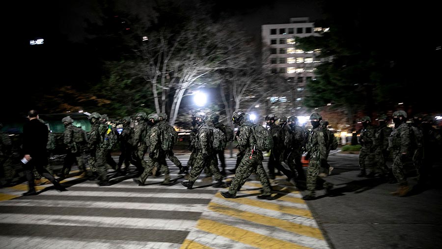 Tentara meninggalkan Majelis Nasional saat pencabutan darurat militer Presiden Yoon Suk Yeol di Seoul, Korsel, Rabu (4/12/2024) (Woohae Cho/Bloomberg)