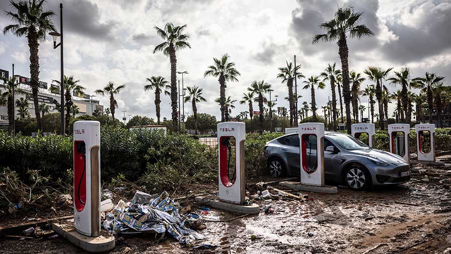 Mobil Tesla terbengkalai di stasiun pengisian daya Tesla usai banjir bandang di Aldaia, Spanyol, Senin (4/11/2024). (Angel Garcia/Bloomberg)