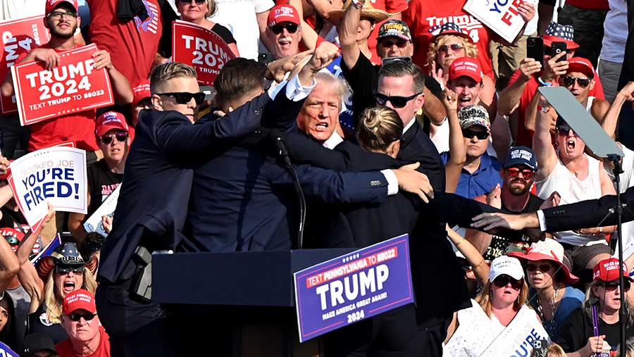 Mantan Presiden AS Donald Trump tertembak selama acara kampanye di Butler Farm Show Inc.,Pennsylvania, AS, Sabtu (13/7/2024). (Joe Appel/Bloomberg)