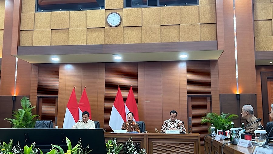 Presiden Prabowo Subianto dan Menteri Keuangan Sri Mulyani menggelar konfrensi pers terkait PPN 12% (Bloomberg Technoz/ Mis Fransiska)