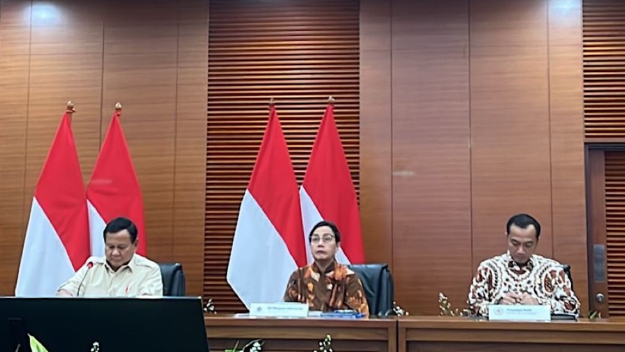 Presiden Prabowo Subianto dan Menteri Keuangan Sri Mulyani menggelar konfrensi pers terkait PPN 12% (Bloomberg Technoz/ Mis Fransiska)