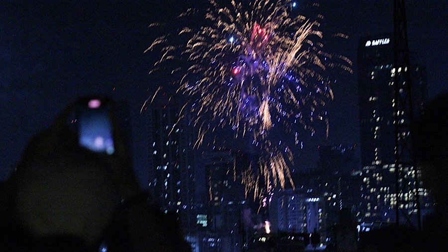 Pengunjung melihat kembang api saat perayaan malam tahun baru 2025 di Setiabudi, Jakarta, Rabu (1/1/2025). (Bloomberg Technoz/Andrean Kristianto)