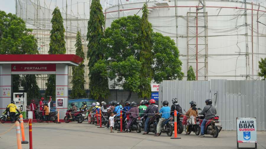 Antrian pengisian BBM di SPBU Pertamina. (Dimas Ardian/Bloomberg)