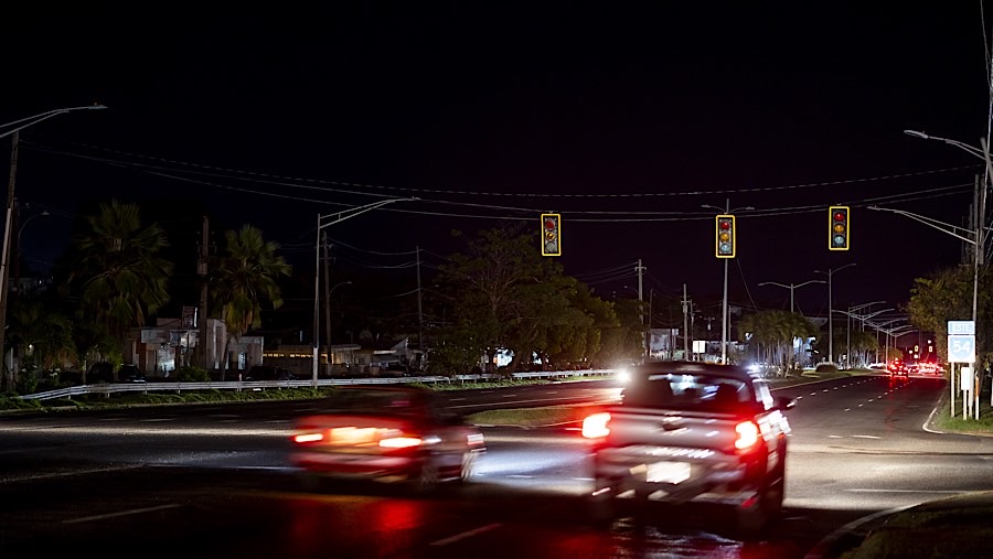 Jalan tanpa lampu lalu lintas saat pemadaman listrik pada Malam Tahun Baru di Guayama, Puerto Riko, Selasa (31/12/2024). (Xavier Garcia/Bloomberg)