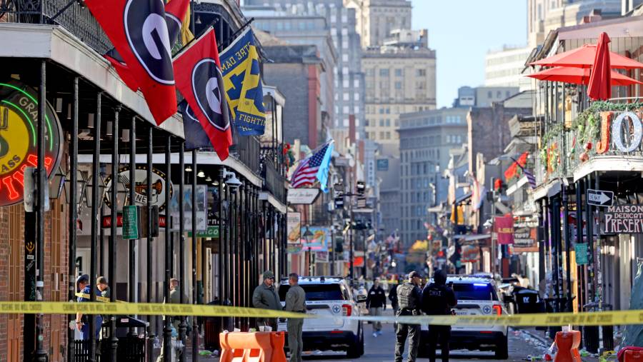 Sebuah truk pikap menabrakkan diri ke arah French Quarter di New Orleans, AS. (Bloomberg)