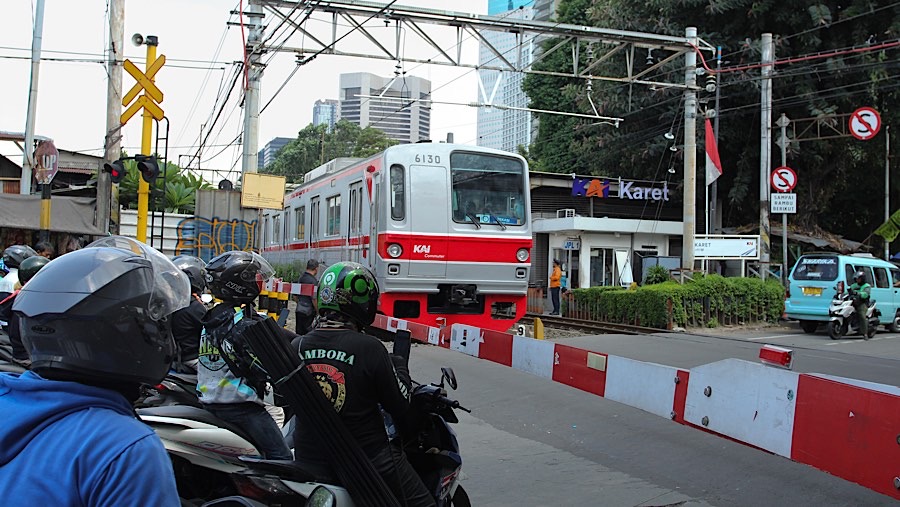 Nantinya naik dan turun penumpang KRL Commuter Line dilakukan di Stasiun BNI City dan Stasiun Sudirman. (Bloomberg Technoz/Andrean Kristianto)