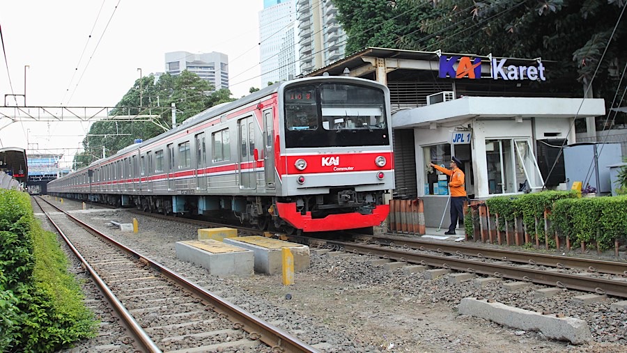 KRL menintas di Stasiun Karet, Jakarta, Kamis (2/1/2025).  (Bloomberg Technoz/Andrean Kristianto)