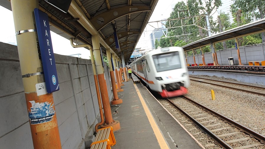 Menteri BUMN Erick Thohir berencana menjadikan kereta bandara bisa berhenti di Stasiun Sudirman. (Bloomberg Technoz/Andrean Kristianto)