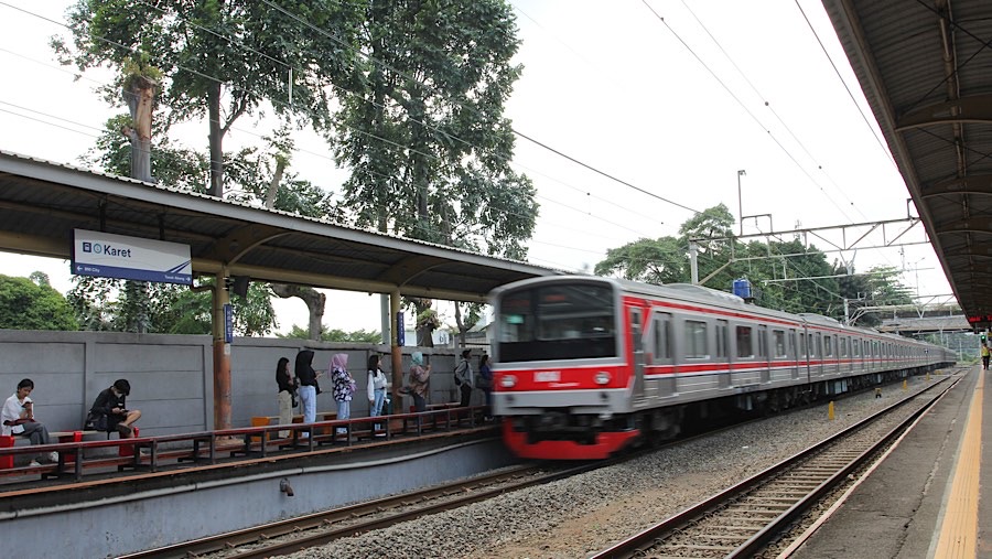 Penumpang menunggu kereta berhenti di Stasiun Karet, Jakarta, Kamis (2/1/2025). (Bloomberg Technoz/Andrean Kristianto)