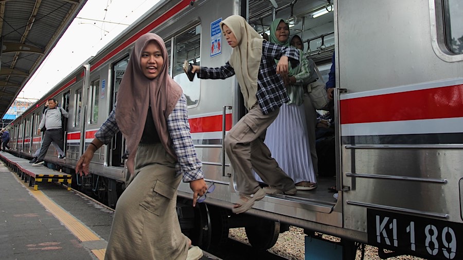 Stasiun Karet berdekatan dengan Stasiun BNI City, yang memudahkan akses penumpang dengan berjalan kaki. (Bloomberg Technoz/Andrean Kristianto)